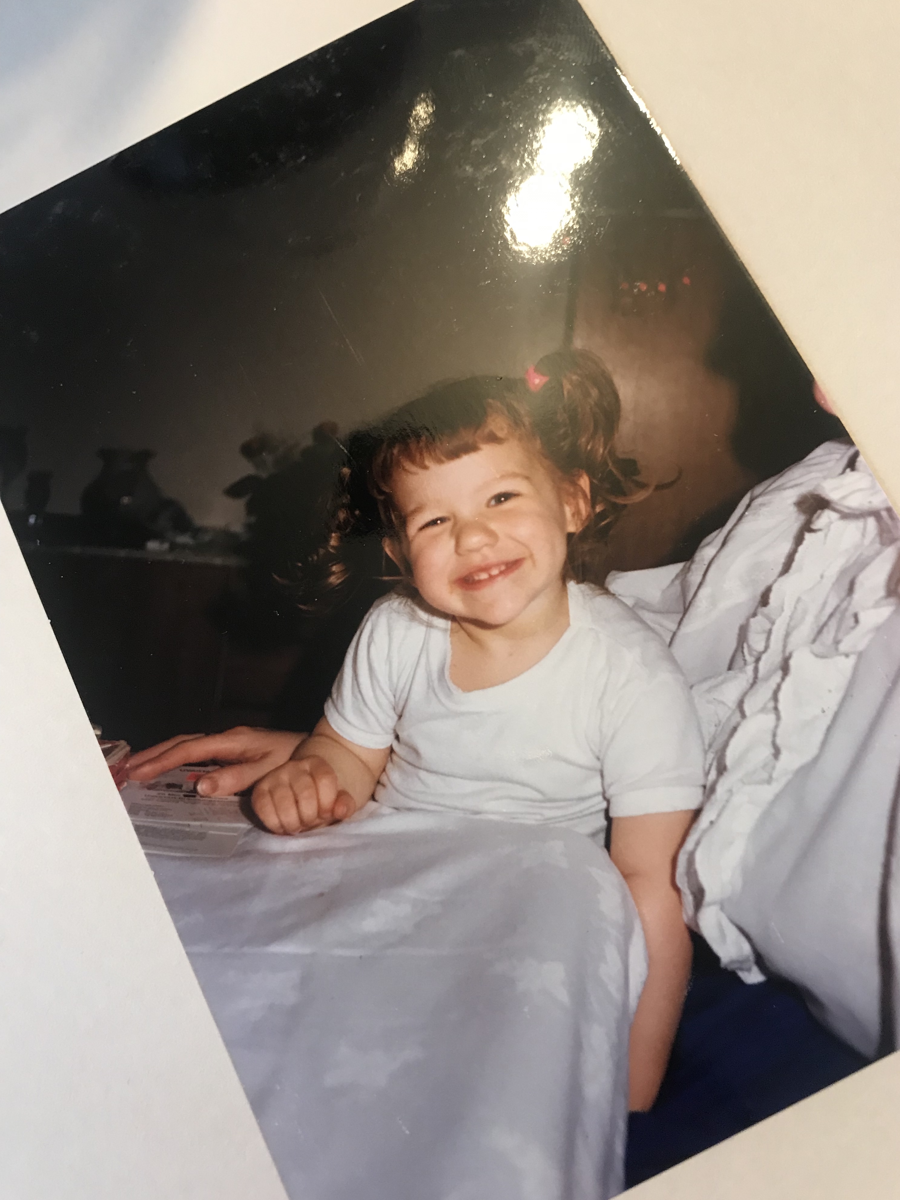 Ein persönliches Kinderfoto von Janina mit einem fröhlichen Lächeln
